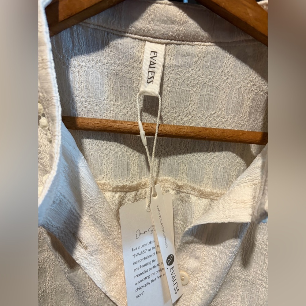 Evaless Button Down Short Sleeve Top Size Medium Beige Elegant Women's NWT - Picture 3 of 9